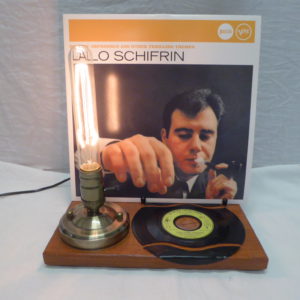 Lampe "Esprit-Rétro" vintage pour exposition et mise en valeur de pochette de disque vinyle .